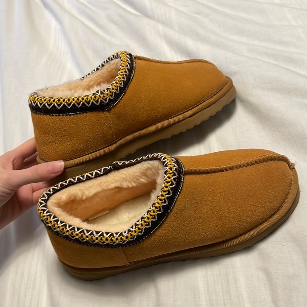 Comfortable slipper. Dupe of the ugg version